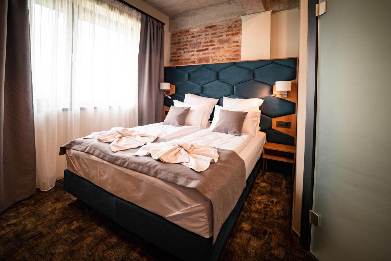 Mustang Boutique Rooms Oradea Exterior photo