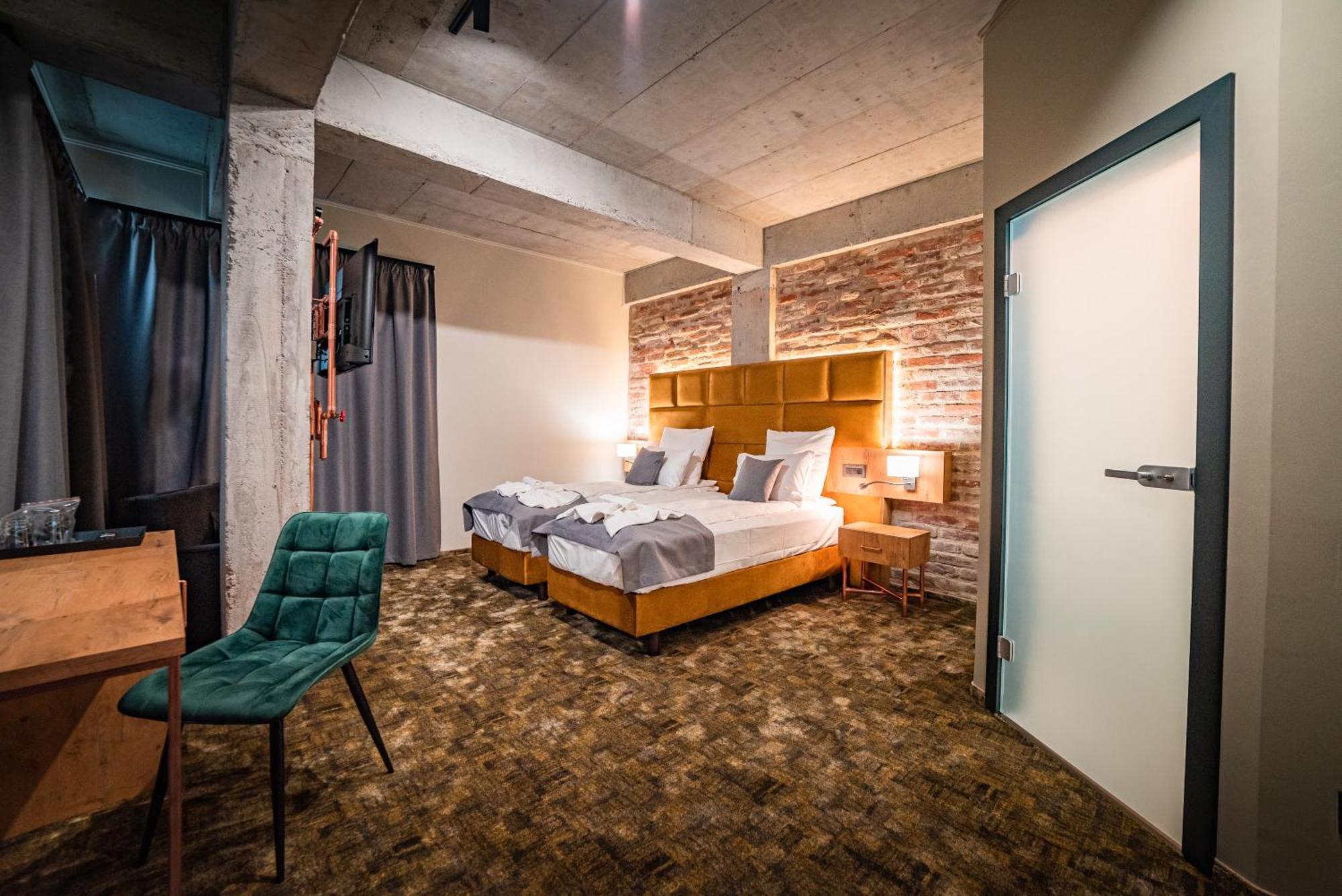 Mustang Boutique Rooms Oradea Exterior photo